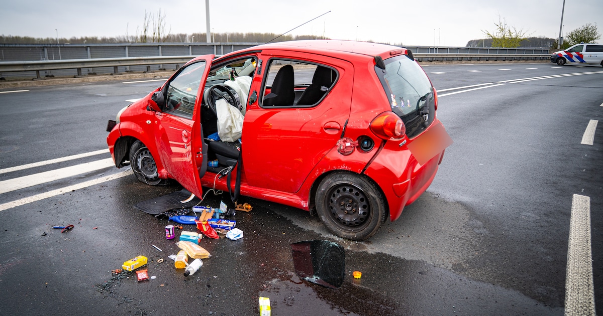 Auto slaat over de kop en verliest boodschappen in Pernis Rotterdam