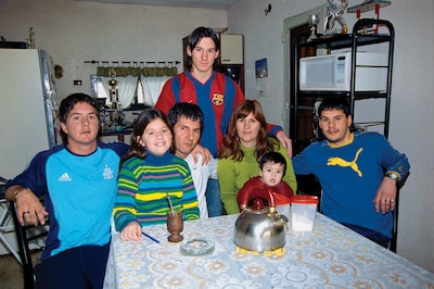 Argentinië treurt om overlijden van Jorge Messi: ‘Hij was de steun en toeverlaat van de beste voetballer ooit’