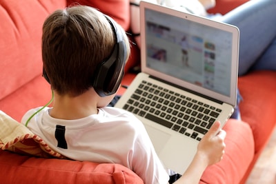 Mike (9) gebruikt vaders creditcard om groot te worden op YouTube: rekening ruim 100.000 euro