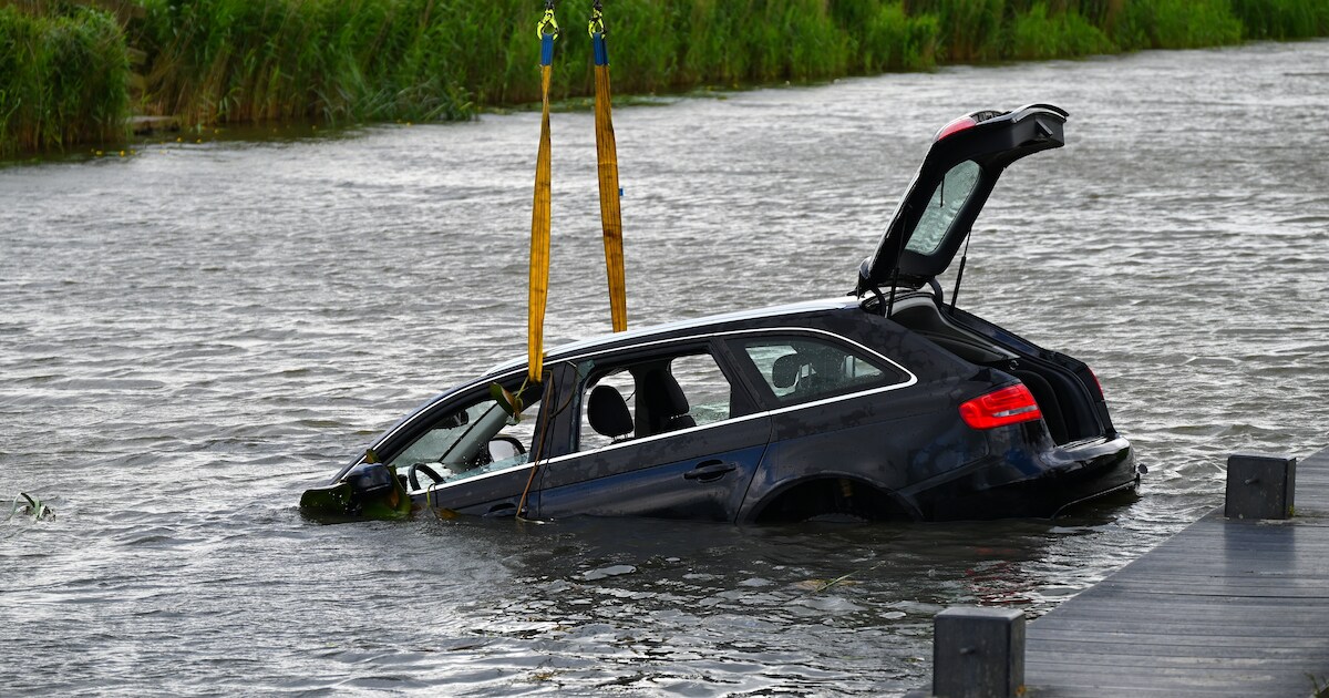 Auto komt in het water terecht in Berltsum: politie doet onderzoek