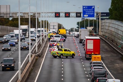Auto ondersteboven op de A20 bij Rotterdam na botsing met vrachtwagen