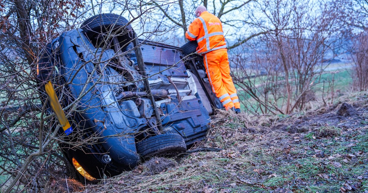 Auto belandt in de berm naast gladde A7 bij Scharmer