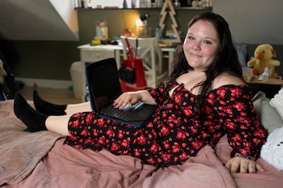 Lily (15) heeft dyslexie en schrijft fantasyboeken: ‘Ik begin gewoon te typen en zie het als een fil