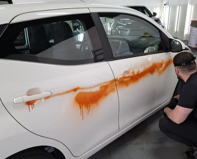 Als Astrid uit Eindhoven bij haar auto komt, schrikt ze: ‘Banden lekgestoken en oranje graffiti’
