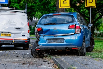Ravage in Enschede: auto ramt twee voertuigen, bestuurder (27) mee naar bureau