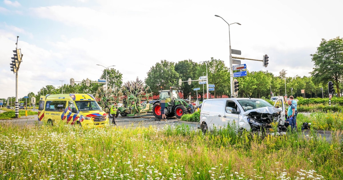 Trekker en bestelbus in botsing op kruising in Leusden