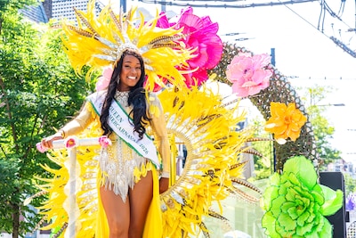 Zomercarnaval losgebarsten in Rotterdam: duizenden mensen vieren feest tijdens de straatparade