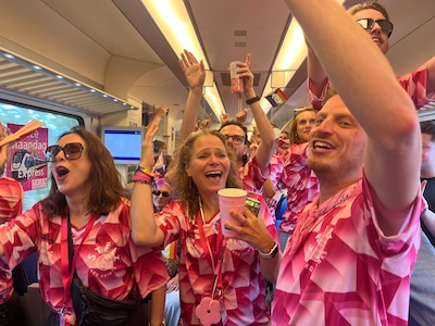 Dragqueen-machinist Ruxy Bonaparte leidt roze trein naar Tilburg: ‘Het is nodig dat we ons zichtbaar