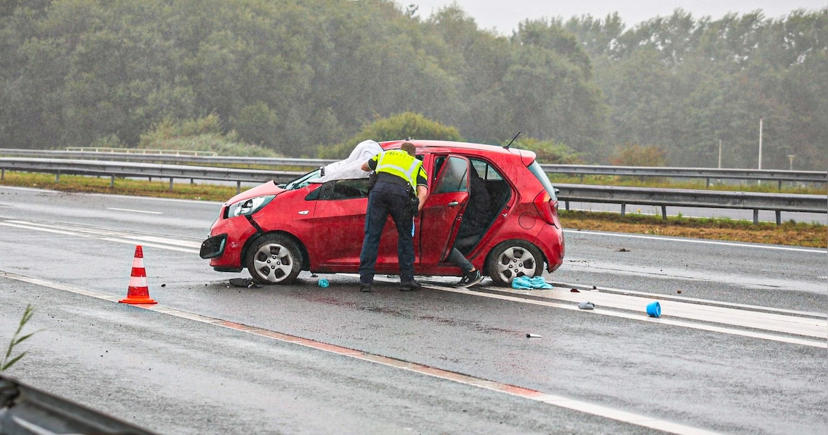 Auto belandt op dak op A7 bij Drachten