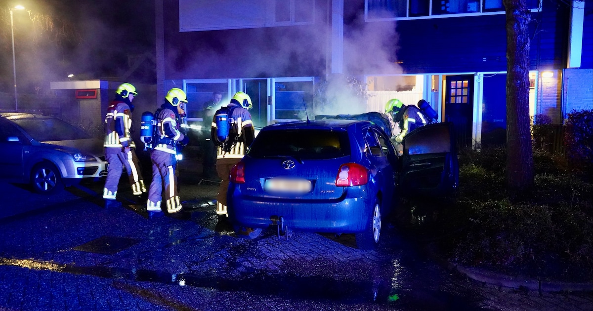 Geparkeerde auto in brand op de Lobeliastraat in Hoogkarspel