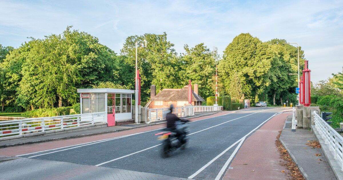 Files en gevaarlijke situaties door brug bij Loenen die regelmatig op een centimeter na niet dicht g