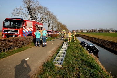 Brommobiel belandt in sloot langs Graaf Reinaldweg in Vuren