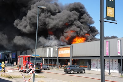 Vlammenzee slaat krater in woonboulevard Waalwijk: ‘Niet normaal, wat een fik’