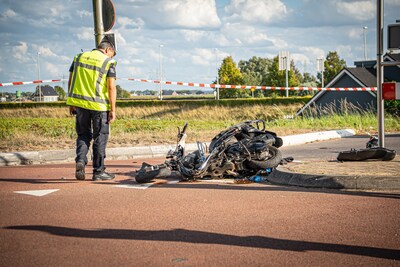 Motorscooterrijder (19) zwaargewond bij aanrijding met tractor in Oud-Beijerland