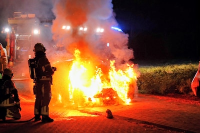 Geparkeerde auto volledig uitgebrand in Tiel