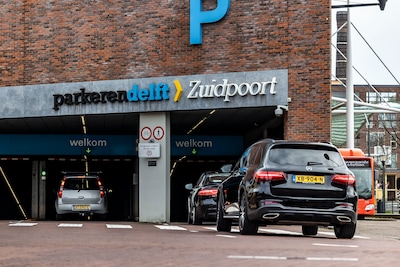 Lezers verdeeld over autoluw Delft: van volle garages tot mooier straatbeeld