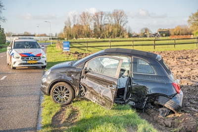 Auto verliest wiel na botsing met tegenligger