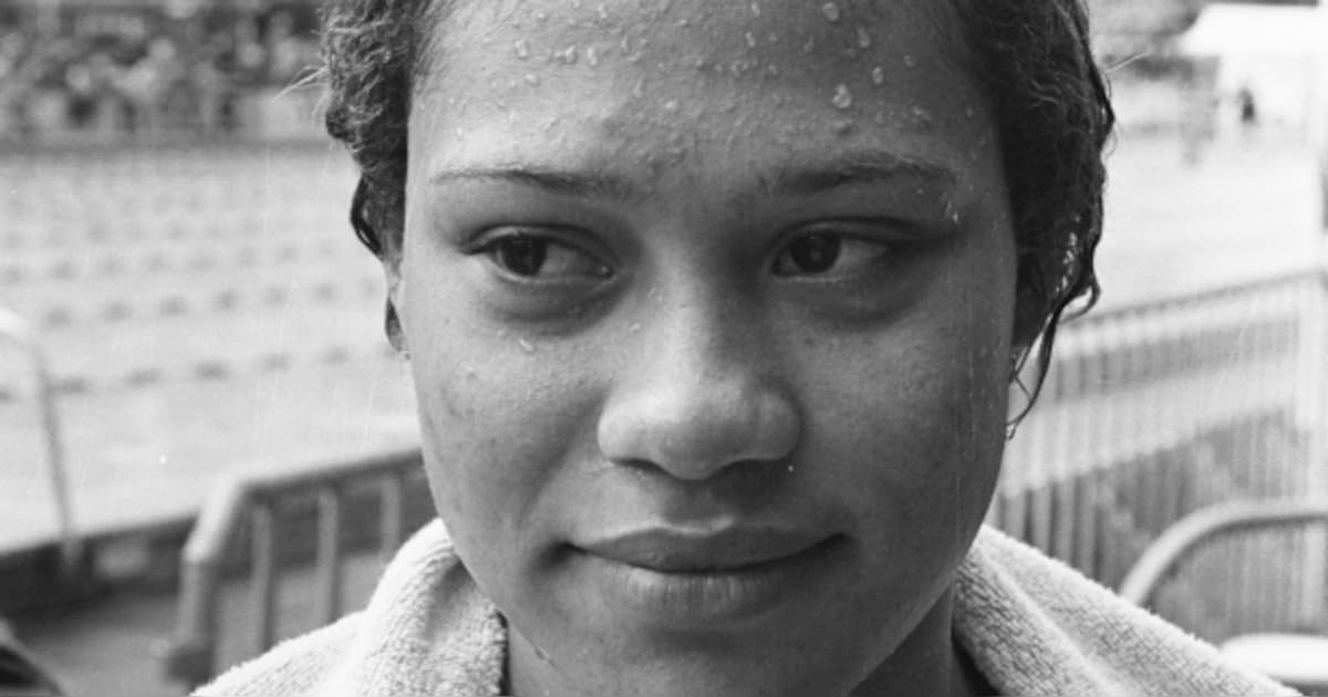 Olympisch zwemster Enith Brigitha onthult zelfportret in zwembad Duran in Diemen