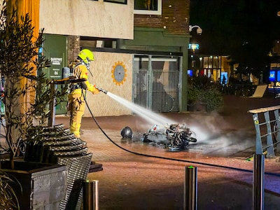 Scooter brandt uit op Kleine Oord in Arnhem
