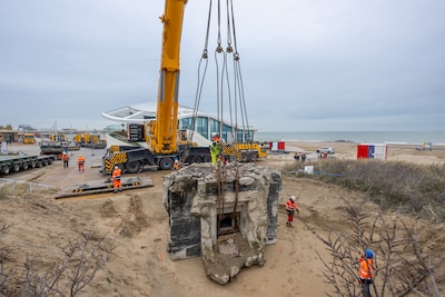Kraan takelt bunker van Soldaat van Oranje naar ander stukje Scheveningen: ‘Weegt 123.000 kilo’