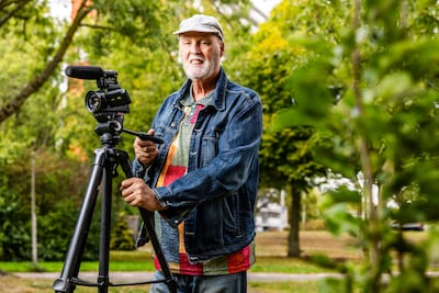 Filmmaker Roel (80) verschijnt overal met zijn camera: ‘Ik wil laten zien wat voor leuks er in de regio gebeurt’