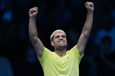 Carlos Alcaraz boekt zwaarbevochten zege op Taylor Fritz en ligt op koers voor plek in halve finales van ATP Finals
