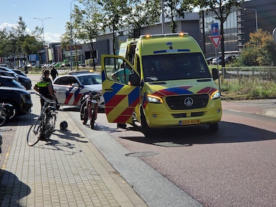 Fietser naar ziekenhuis na botsing met brommer in Ede