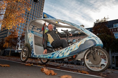Van ontslag naar succes: hoe de unieke fietstaxi met zeilsport-accu’s van Theo (61) Tilburg door dru