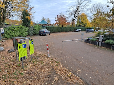 Bewoner chaletpark in Hengelo filmt zichzelf met wapen, even later staat de politie voor de deur