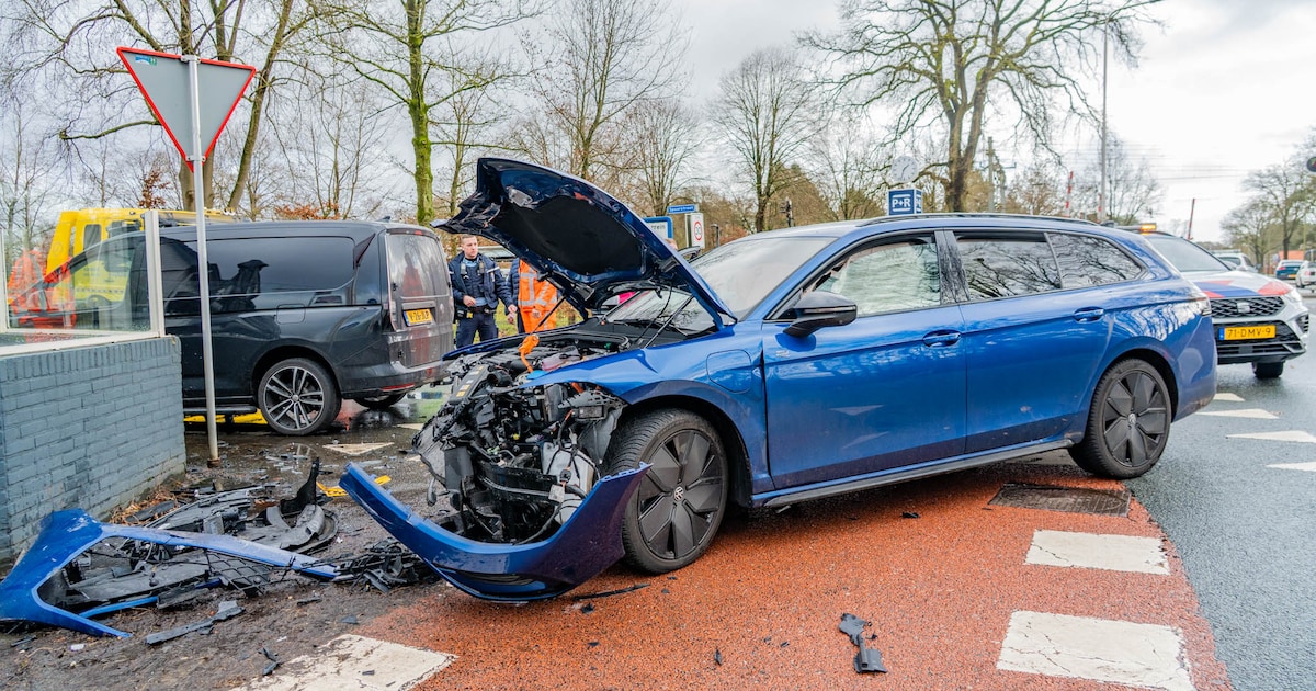 Auto's in de kreukels na harde botsing in 't Harde