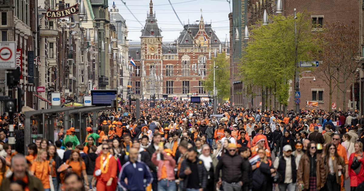 LIVE Koningsdag 2026 | Druk maar gezellig in grote steden, koning bedankt Dokkum voor ‘onvergetelijk