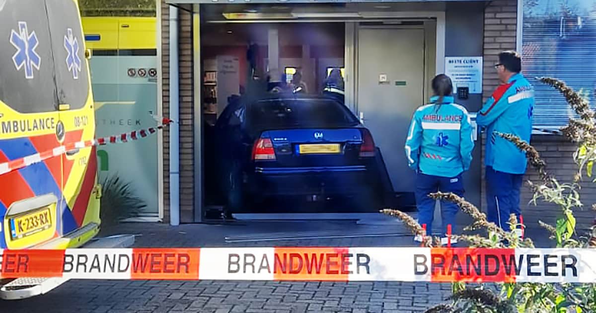 Man moet ‘nummertje trekken’ in apotheek en wordt zó boos dat hij met zijn auto naar binnen rijdt
