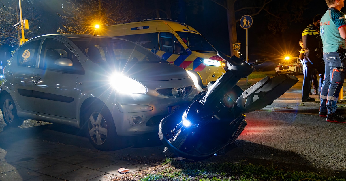 Scootmobieler aangereden door auto in Amsterdam-West