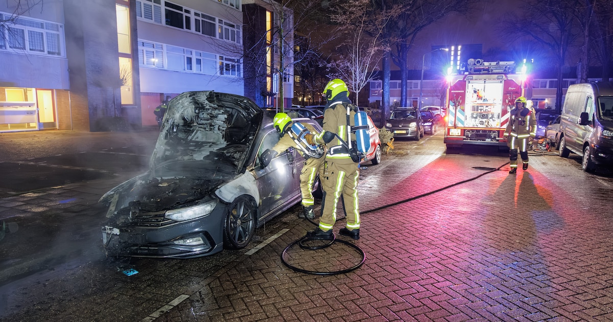 Auto in brand op de Robert Kochlaan in Haarlem