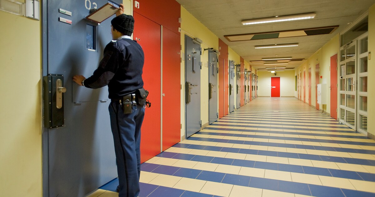 Man mishandelt cipier en gooit medegevangene kokendheet water in ...