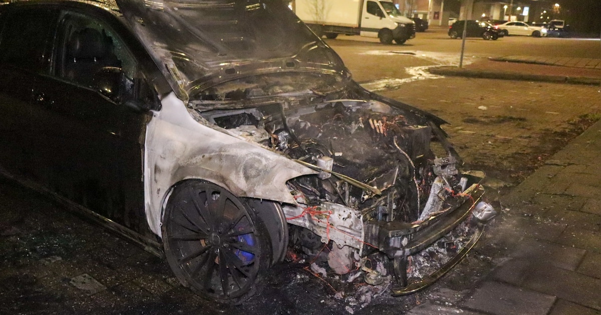 Voorkant van auto verwoest door brand in Capelle aan den IJssel