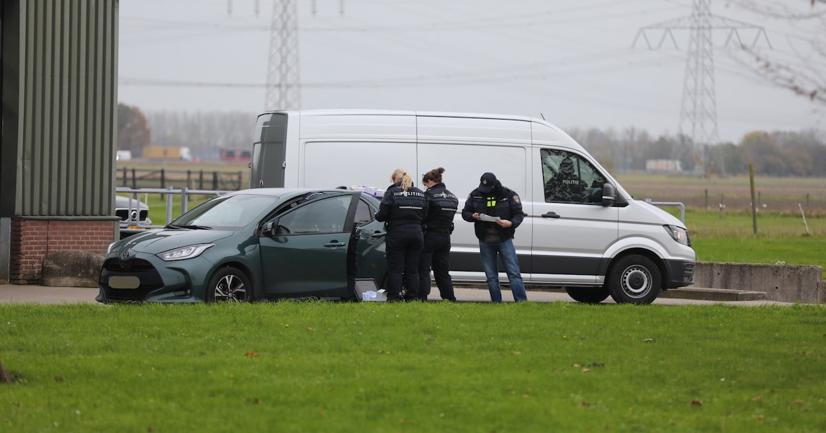 Landelijke Eenheid doet inval bij bedrijf in Noordhoek: politie bewaakt pand, onderzoek gaat later v