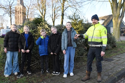 Bronckhorster jeugd zamelt 1545 kerstbomen en 859 vuurwerkzakken in