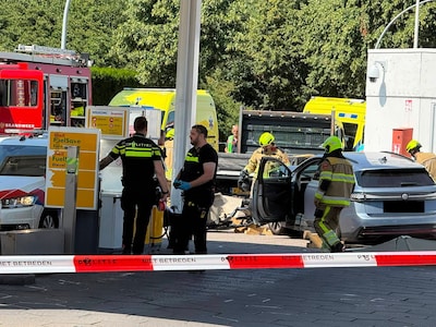Ernstig ongeval bij tankstation in Wijchen: voetganger raakt gewond na aanrijding met auto