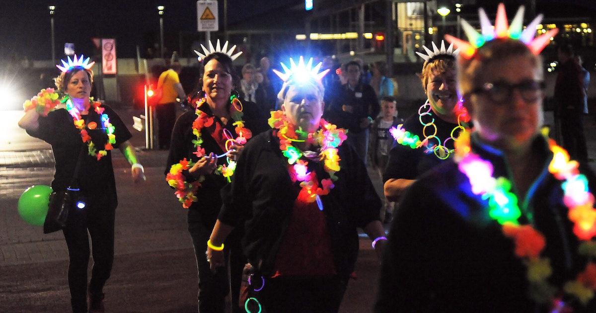 Lichtjesloop in Enkhuizen steunt KNRM met donaties