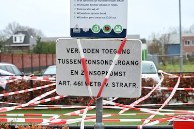 Gemeente sluit pannaveldje na klachten, maar buurt haalt zelf linten weg: ‘Onze kinderen delven het 