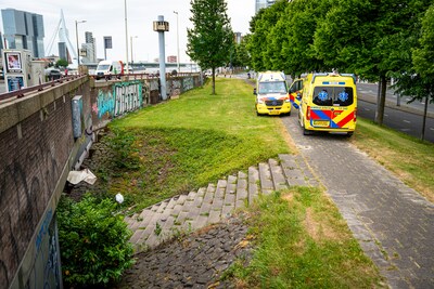 Man valt van metershoge betonnen trap in Rotterdam, slachtoffer zwaargewond naar het ziekenhuis