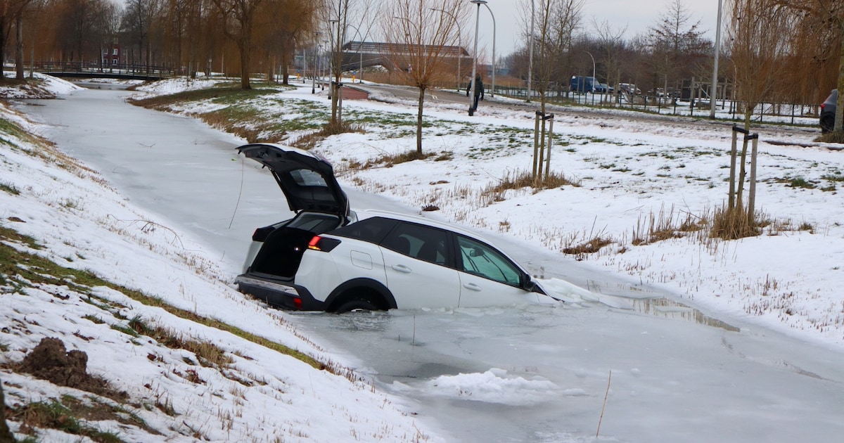 Auto sloot in gegleden in Hendrik-Ido-Ambacht