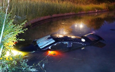 Bestuurder raakt van de weg en rijdt auto het water in bij Jeroen Bosch Ziekenhuis in Den Bosch