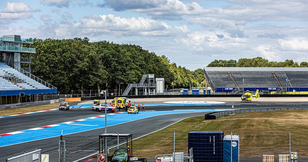 Motorrijder komt hard ten val op TT Circuit Assen, traumahelikopter landt op circuit