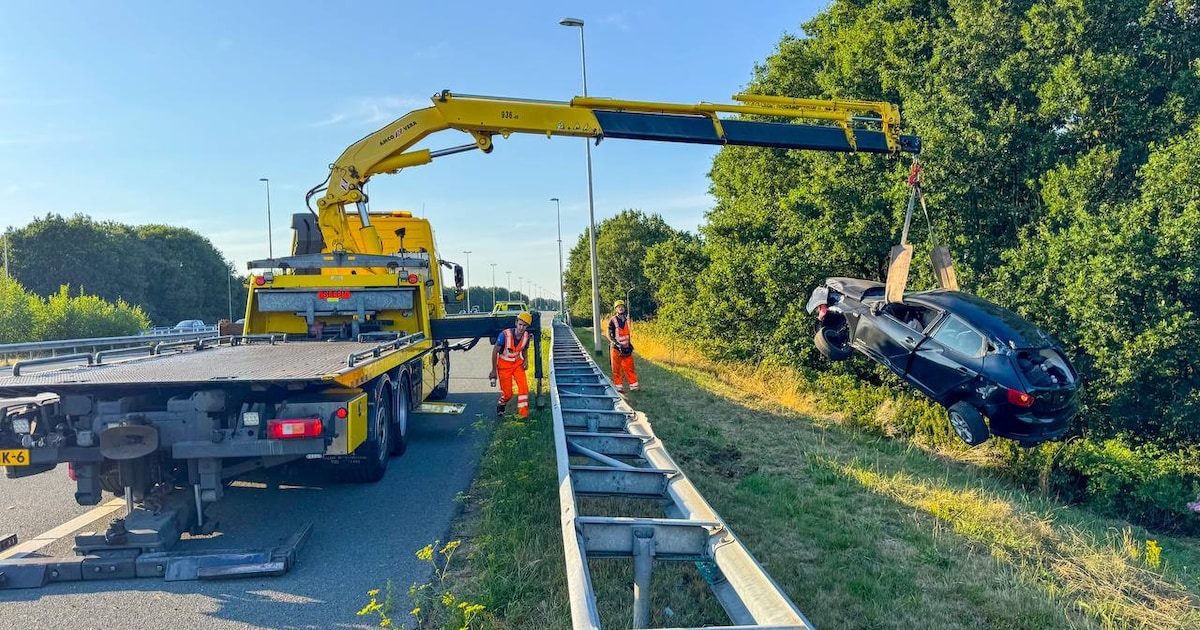 Auto slaat over de kop op de A50 bij Heerde, gezin naar het ziekenhuis