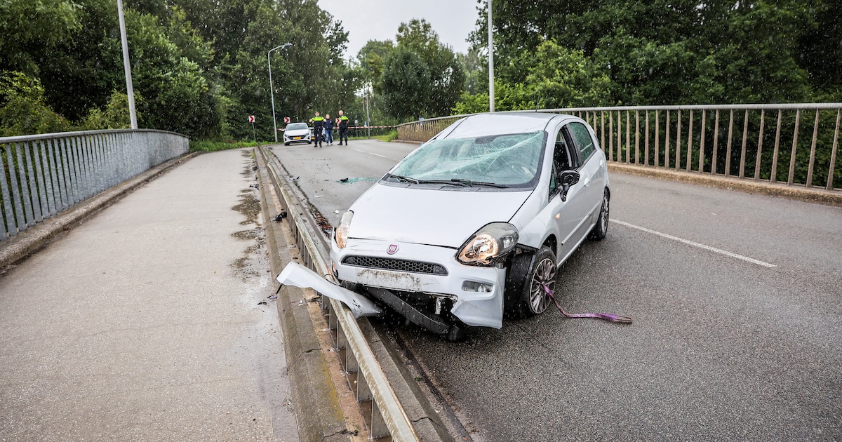 Auto slaat over de kop bij eenzijdig ongeluk in Emmen