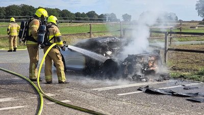 Audi brandt volledig uit op Landstraat in Heelweg