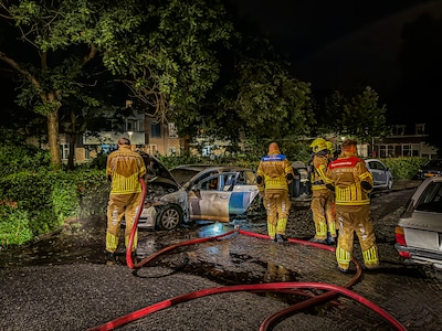 Geparkeerde auto vliegt in brand op Noord-Peterstraat in Arnhem