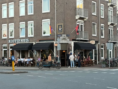 This cafe is the living room of the Spaarndammerbuurt: 'At the bar, you're instantly in conversation'